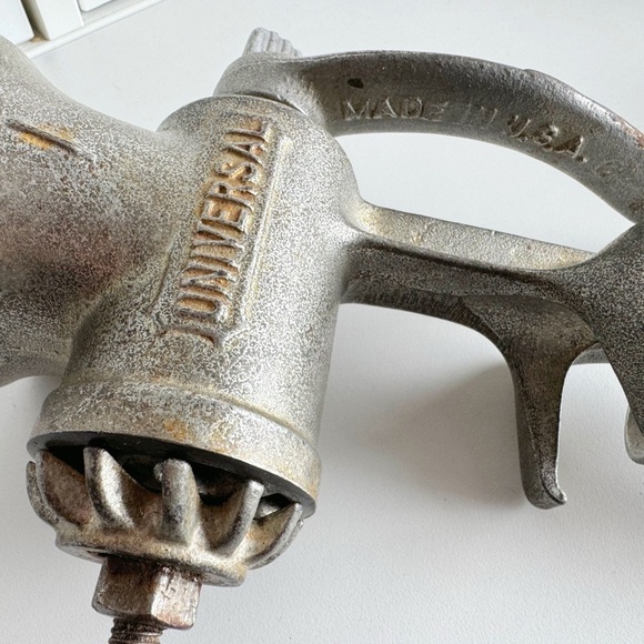 Vintage Universal #1 Manual Hand Crank Meat Grinder Made In USA Cast Iron - Picture 3 of 7